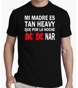 Camiseta Mi madre es tan heavy que por la noche ac dc narr